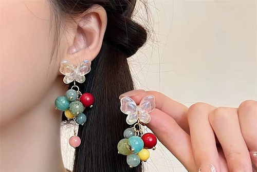 8月11日，在家怎么接手工活掙錢，在家做兼職的正規(guī)平臺，與家人一起掙錢的副業(yè)，開飾品加工廠，喜歡串珠手工，因?yàn)槭止ぶ以谶@些方面做的好，圖為串珠米珠繡手工產(chǎn)品剪影