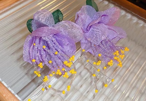 8月15日，在家做的手工活正規(guī)平臺(tái)，在家可以做的兼職工作，居家靈活就業(yè)好副業(yè)，開(kāi)飾品加工廠，為了合作共贏，手工之家一直這樣做，圖為串珠米珠繡手工產(chǎn)品剪影