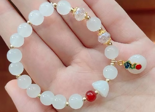 8月20日，兼職手工活可以帶回家做的，居家靈活就業(yè)好副業(yè)，開(kāi)飾品加工廠，長(zhǎng)期穩(wěn)定,在手工之家就是實(shí)力，圖為飾品類串珠手工產(chǎn)品剪影