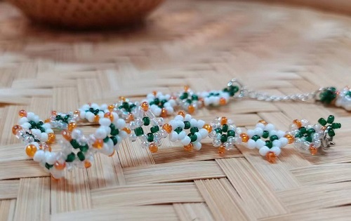 8月29日，手工活接單正規(guī)平臺，可靠的串珠手工，開飾品加工廠，在手工之家，應(yīng)該如何手工創(chuàng)業(yè)，圖為串珠米珠繡手工產(chǎn)品剪影