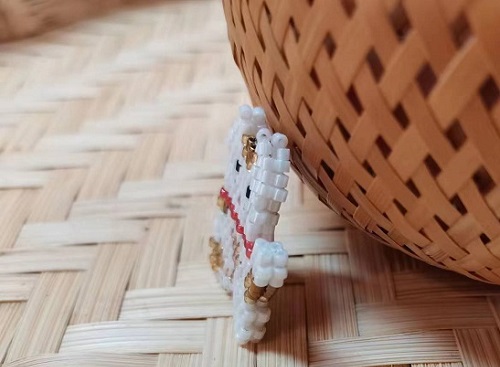 8月30日，在家可以做的兼職工作，拿回家做的手工項(xiàng)目，開飾品加工廠，月底了,手工之家有適合你的手工合作方式，圖為串珠米珠繡手工產(chǎn)品剪影
