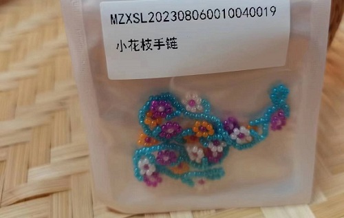9月4日，手工活兼職招聘信息，正規(guī)可靠的手工項(xiàng)目，開飾品加工廠，手工之家的良好發(fā)展在于不斷創(chuàng)新，圖為串珠米珠繡手工產(chǎn)品剪影