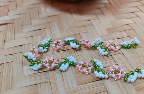 9月11日，手工活外發(fā)加工可靠嗎？靈活就業(yè)好手工，開飾品加工廠，手工之家的產(chǎn)品優(yōu)勢，圖為飾品類串珠純手工產(chǎn)品剪影