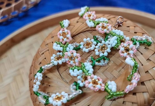 9月11日，手工活外發(fā)加工可靠嗎？靈活就業(yè)好手工，開飾品加工廠，手工之家的產(chǎn)品優(yōu)勢，圖為飾品類串珠純手工產(chǎn)品剪影