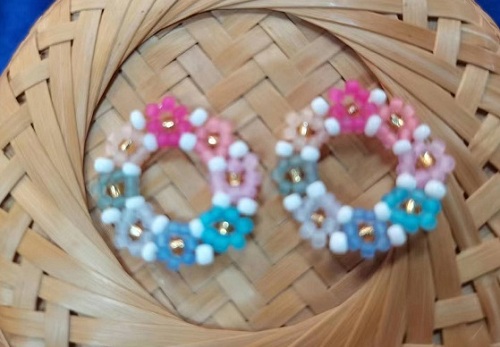 9月14日，外發(fā)加工接單平臺(tái)，靈活就業(yè)手工飾品廠項(xiàng)目，開飾品加工廠，在手工之家，從加工到銷售都讓人放心，圖為飾品類串珠純手工產(chǎn)品剪影