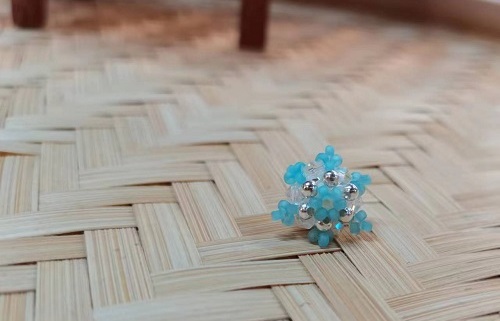 9月15日，手工活外發(fā)加工網(wǎng)，靈活就業(yè)好項(xiàng)目，開飾品加工廠，在手工之家，重合作、重服務(wù)就是敬業(yè)的體現(xiàn)，圖為飾品類串珠純手工產(chǎn)品剪影
