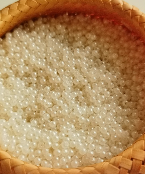 10月9日，手工活從哪里找廠家，想接正規(guī)廠家的手工項(xiàng)目，開(kāi)飾品加工廠，手工之家的串珠純手工的優(yōu)缺點(diǎn)，圖為串珠手工材料珠子剪影