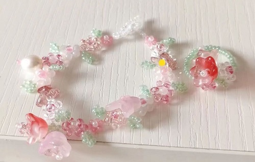 12月14日，手工活接單正規(guī)平臺，可靠的串珠手工，開飾品加工廠，在手工之家，貼心的服務(wù)就是個(gè)性化，圖為串珠米珠繡手工產(chǎn)品剪影