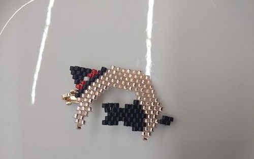 1月4日，手工活接單正規(guī)平臺，拿回家做的手工項目，開飾品加工廠，在手工之家，大家的收入合作越久越好，圖為飾品類串珠純手工產(chǎn)品剪影
