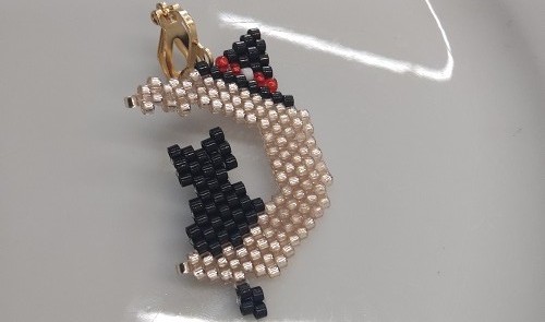 1月4日，手工活接單正規(guī)平臺，拿回家做的手工項目，開飾品加工廠，在手工之家，大家的收入合作越久越好，圖為飾品類串珠純手工產(chǎn)品剪影