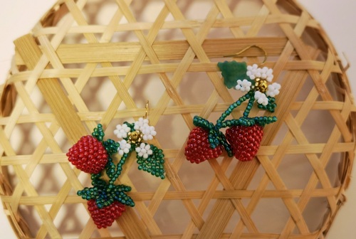 1月23日，手工活從哪里找廠家，想接正規(guī)廠家的手工項(xiàng)目，開飾品加工廠，手工之家的串珠純手工，大家都能做，圖為飾品類串珠純手工產(chǎn)品剪影