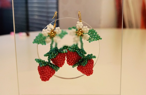 1月23日，手工活從哪里找廠家，想接正規(guī)廠家的手工項(xiàng)目，開飾品加工廠，手工之家的串珠純手工，大家都能做，圖為飾品類串珠純手工產(chǎn)品剪影
