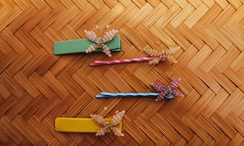 1月27日，附近有沒有兼職手工活，居家靈活就業(yè)的好副業(yè)，開飾品加工廠，手工之家長久穩(wěn)定讓大家放心，圖為串珠純手工產(chǎn)品剪影
