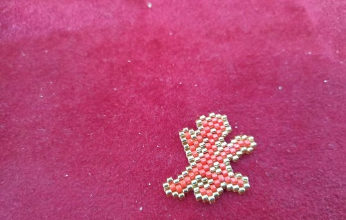2月22日，兼職手工活外發(fā)加工在家可做，在家掙錢的好副業(yè)，開飾品加工廠，在手工之家，要掙錢就要行動起來，圖為串珠米珠繡手工產(chǎn)品剪影
