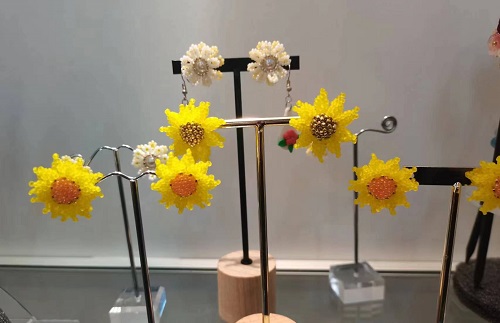 3月3日，兼職手工活外發(fā)加工在家可做，開飾品加工廠，靈活就業(yè)創(chuàng)業(yè)項目，在手工之家，多付出就有好收入，圖為串珠米珠繡手工產(chǎn)品剪影