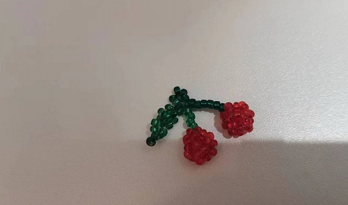 3月6日，在家能做的手工活兼職，正規(guī)可靠的手工副業(yè)，開飾品加工廠，選手工之家，合作共贏無障礙，圖為串珠米珠繡手工產(chǎn)品剪影