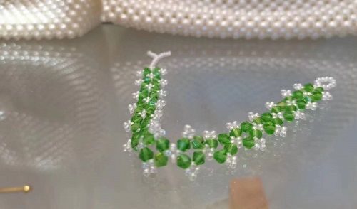 3月9日，在家做兼職的正規(guī)平臺(tái)，開飾品加工廠，居家手工好副業(yè)，與手工之家合作好好做有好回報(bào)，圖為串珠米珠繡手工產(chǎn)品剪影