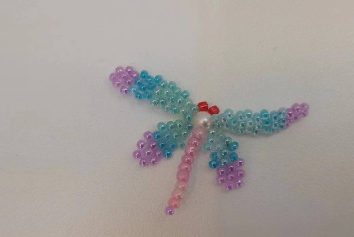 3月11日，正規(guī)手工活接單平臺，手工加工回收項目，開飾品加工廠，與手工之家合作，農(nóng)村城市各有優(yōu)勢，圖為串珠米珠繡手工產(chǎn)品剪影