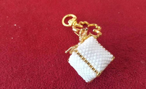 3月12日，手工活兼職可帶回家，手工靈活就業(yè)的好副業(yè)，開飾品加工廠，在手工之家，產(chǎn)品一直是事業(yè)的重點(diǎn)，圖為串珠米珠繡手工產(chǎn)品剪影