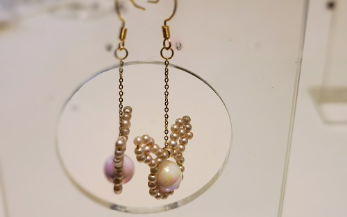 3月30日，在家兼職手工活，靈活就業(yè)創(chuàng)業(yè)手工副業(yè)，開飾品加工廠，在手工之家，良好的合作來(lái)源大家的了解，圖為串珠米珠繡手工產(chǎn)品剪影