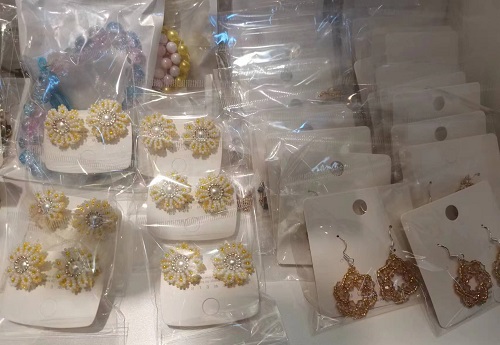 3月31日，附近有沒有兼職手工活，在家做的手工副業(yè)，開飾品加工廠，在手工之家，純手工項(xiàng)目很好做，圖為飾品類串珠手工產(chǎn)品剪影