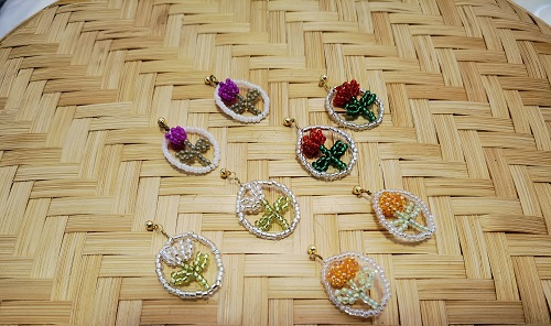 4月1日，外發(fā)加工接單平臺(tái)，靈活就業(yè)好手工項(xiàng)目，開(kāi)飾品加工廠(chǎng)，在手工之家，怎么合作，大家說(shuō)了算，圖為串珠米珠繡手工產(chǎn)品剪影