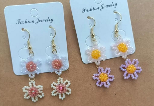 4月6日，手工活接單正規(guī)平臺，可靠的串珠手工，開飾品加工廠，在手工之家，時間越長、合作越穩(wěn)、收入越好，圖為串珠米珠繡手工產品剪影