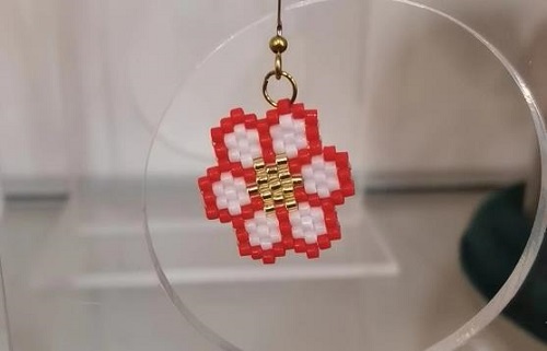 4月10日，手工活拿回家做在哪里找，居家就業(yè)好副業(yè)，在手工之家，純手工事業(yè)這樣合作，圖為串珠米珠繡手工產(chǎn)品剪影