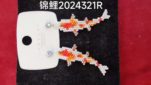 4月15日，家里干的手工活兼職，純手工加工項目，開飾品加工廠，在手工之家，做兩種業(yè)務(wù)收入更好，圖為飾品類串珠純手工產(chǎn)品剪影