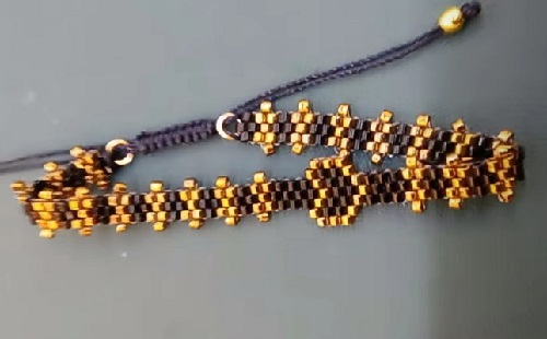 4月16日，外發(fā)手工領(lǐng)回家做，靈活就業(yè)手工項(xiàng)目，在家做手工掙錢，開飾品加工廠，與手工之家合作，產(chǎn)品讓大家的收入有保障，圖為飾品類串珠純手工產(chǎn)品剪影
