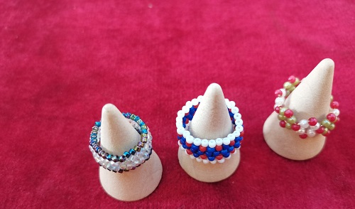 4月30日，手工活從哪里找廠家，可靠的串珠手工項(xiàng)目，靈活就業(yè)好手工，在手工之家，產(chǎn)品始終是發(fā)展的重點(diǎn)之一，圖為飾品類(lèi)串珠純手工產(chǎn)品剪影