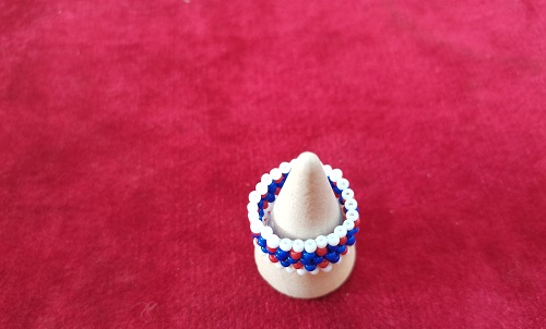 4月30日，手工活從哪里找廠家，可靠的串珠手工項(xiàng)目，靈活就業(yè)好手工，在手工之家，產(chǎn)品始終是發(fā)展的重點(diǎn)之一，圖為飾品類(lèi)串珠純手工產(chǎn)品剪影