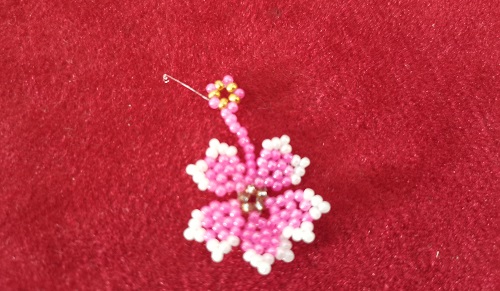 5月22日，手工活接單平臺，靈活就業(yè)的手工，開串珠加工廠，與手工之家合作，專心專注出成績，圖為串珠米珠繡純手工產(chǎn)品剪影