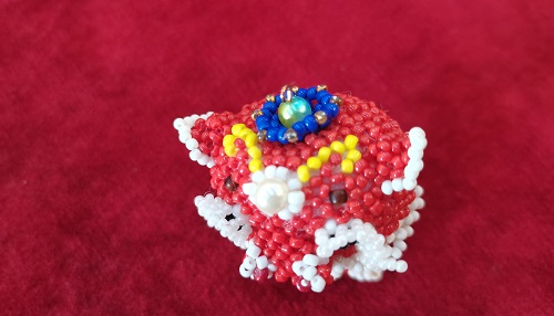 5月28日，手工活外發(fā)一手貨源，開飾品手工加工廠，在家兼職手工活掙錢，與手工之家合作，可信可靠，圖為串珠米珠繡純手工產(chǎn)品剪影