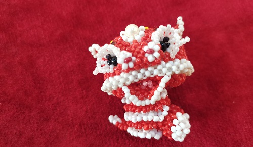 5月28日，手工活外發(fā)一手貨源，開飾品手工加工廠，在家兼職手工活掙錢，與手工之家合作，可信可靠，圖為串珠米珠繡純手工產(chǎn)品剪影