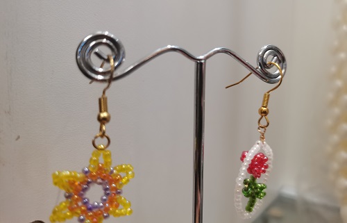 7月5日，手工活外發(fā)加工正規(guī)的廠家，開(kāi)手工加工廠，拿回家做的手工活，大家與手工之家一起努力、一起收獲成長(zhǎng)，圖為串珠米珠繡純手工產(chǎn)品剪影