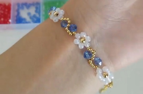 7月7日，手工活外發(fā)加工正規(guī)廠家直接發(fā)貨，手工靈活就業(yè)好選擇，開手工加工廠，手工之家始終重視外發(fā)加工，圖為飾品類串珠手工產(chǎn)品剪影