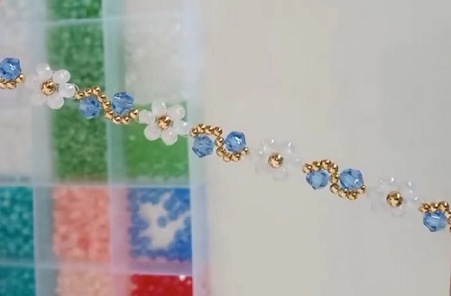 7月7日，手工活外發(fā)加工正規(guī)廠家直接發(fā)貨，手工靈活就業(yè)好選擇，開手工加工廠，手工之家始終重視外發(fā)加工，圖為飾品類串珠手工產(chǎn)品剪影