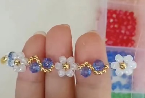7月7日，手工活外發(fā)加工正規(guī)廠家直接發(fā)貨，手工靈活就業(yè)好選擇，開手工加工廠，手工之家始終重視外發(fā)加工，圖為飾品類串珠手工產(chǎn)品剪影