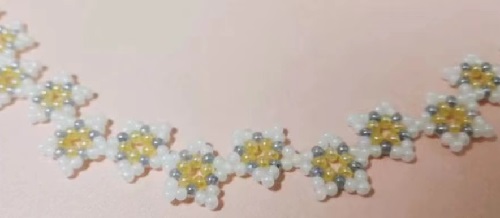 7月11日，手工活接單平臺，居家靈活就業(yè)好副業(yè)，開手工加工廠，在手工之家，努力勤奮就有好收獲，圖為串珠米珠繡純手工產(chǎn)品剪影