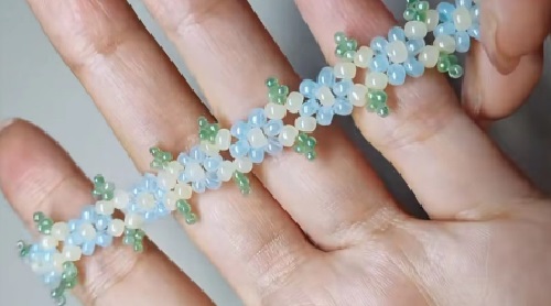 7月12日，在家做的手工活正規(guī)平臺，在家可以做的兼職工作，居家靈活就業(yè)好副業(yè)，開手工加工廠，手工之家純手工加工銷售讓合作人員收入很好，圖為串珠米珠繡手工產(chǎn)品剪影