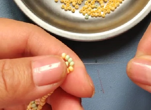 7月18日，在家兼職手工活，靈活就業(yè)創(chuàng)業(yè)手工副業(yè)，開手工加工廠，手工之家與合作人員一起成長收獲，圖為串珠米珠繡純手工產(chǎn)品剪影