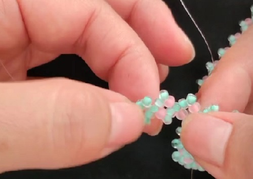 7月22日，手工活兼職是真的嗎？居家專兼職的好副業(yè)，做手工傳承官，開手工加工廠，在手工之家，成績(jī)和榮譽(yù)都是大家的，圖為串珠米珠繡純手工加工剪影