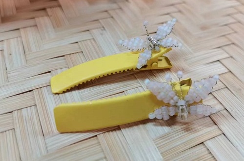 8月3日，家里干的手工活兼職，純手工加工項目，做手工傳承官，在手工之家，做得多，收入更好，圖為串珠米珠繡純手工產(chǎn)品剪影