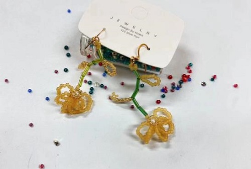 8月29日，手工活兼職招聘信息，在家做串珠手工項(xiàng)目掙錢，做手工傳承官，在手工之家，要多掙錢，每一種合作都需要認(rèn)真對待，圖為串珠米珠繡純手工產(chǎn)品剪影