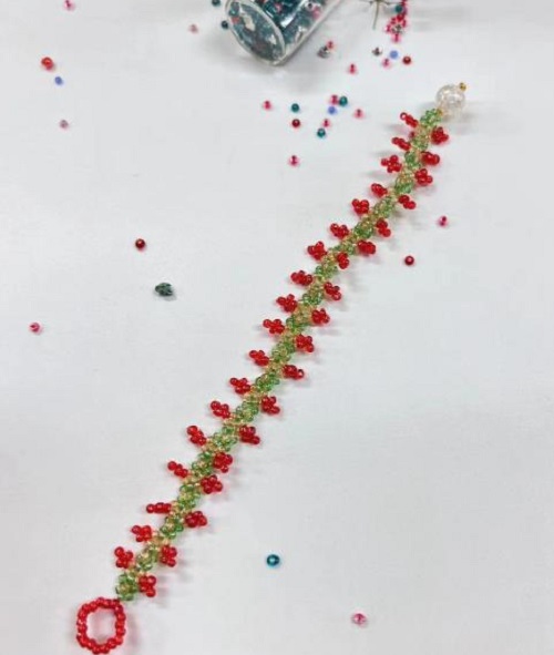 9月6日，附近有沒有兼職手工活，居家靈活就業(yè)的好副業(yè)，做手工傳承官，與手工之家，合作制度和服務(wù)讓人放心，圖為串珠米珠繡純手工產(chǎn)品剪影