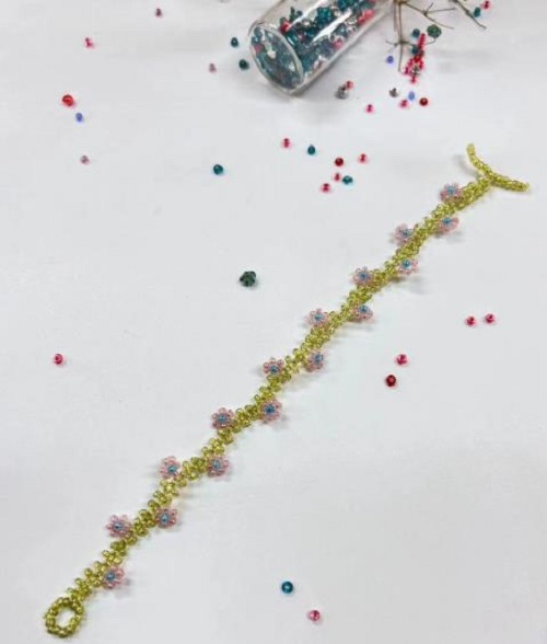 9月9日，手工活接單平臺，想接正規(guī)廠家的手工，做手工傳承官，與手工之家合作，合作內(nèi)容多，收入也多，圖為串珠米珠繡純手工產(chǎn)品剪影