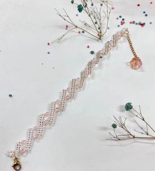9月11日，在家里就能賺錢的工作，靈活就業(yè)好副業(yè)，手工活加工外發(fā)回收，做手工傳承官，與手工之家合作，穩(wěn)定可靠，心里踏實，圖為串珠米珠繡純手工產(chǎn)品剪影