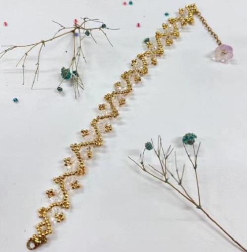 9月11日，在家里就能賺錢的工作，靈活就業(yè)好副業(yè)，手工活加工外發(fā)回收，做手工傳承官，與手工之家合作，穩(wěn)定可靠，心里踏實，圖為串珠米珠繡純手工產(chǎn)品剪影