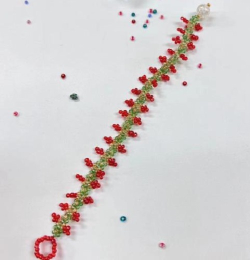 9月14日，兼職手工活可以帶回家做的，做手工傳承官，居家手工項(xiàng)目，在手工之家，純手工適合大家靈活就業(yè)創(chuàng)業(yè)，圖為串珠米珠繡純手工產(chǎn)品剪影